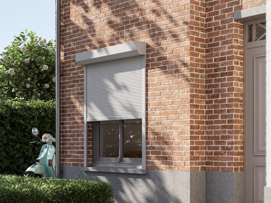 Witte rolluiken op een bakstenen woning
