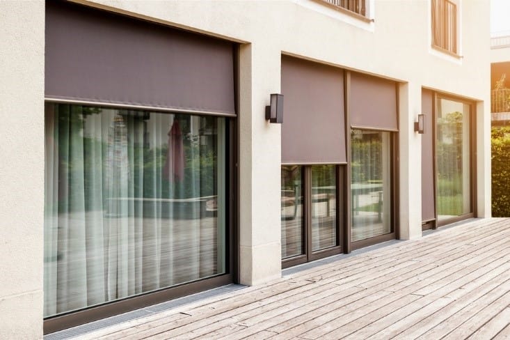 Screen op maat gemonteerd op een moderne woning.