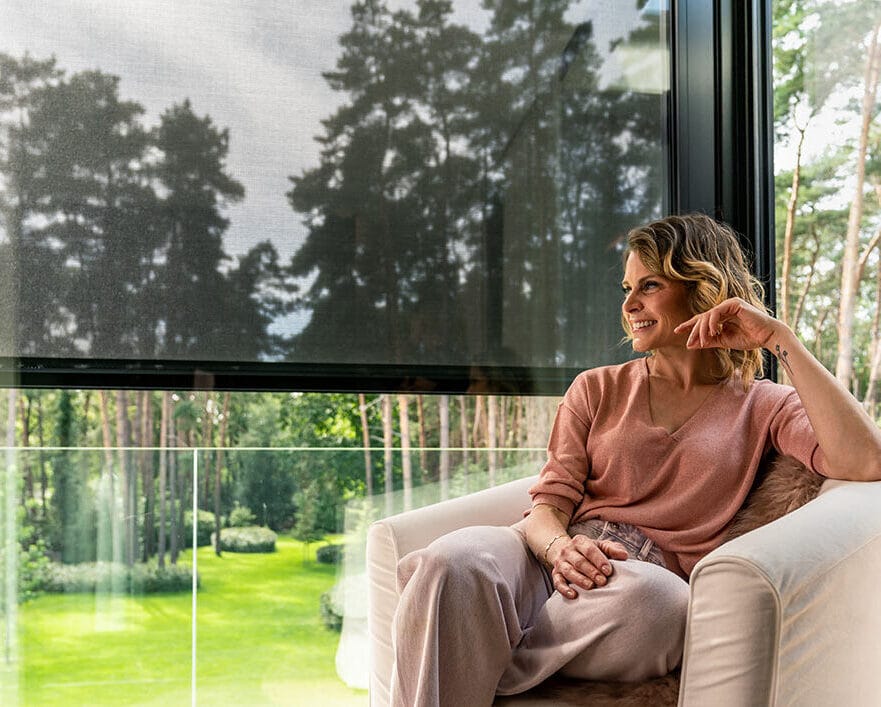 Screen op maat dat zonlicht filtert terwijl het uitzicht naar buiten behouden blijft.