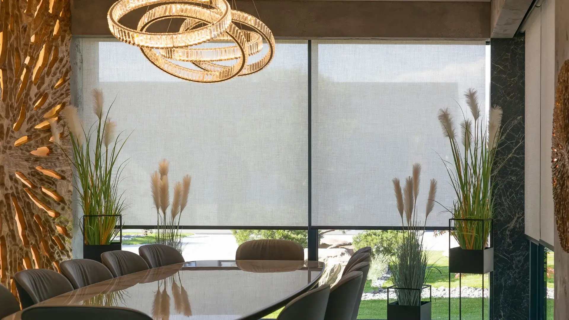Maatwerk screens in een moderne woonkamer die zonlicht weren en privacy bieden.