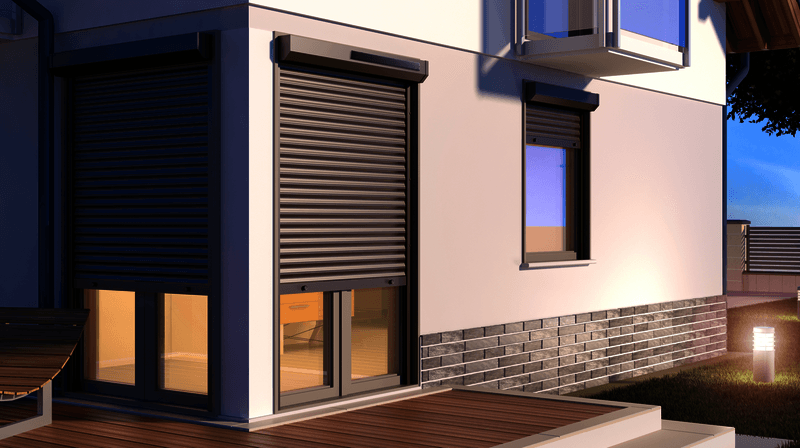 Zwarte solar rolluiken op maat gemonteerd bij een moderne woning.