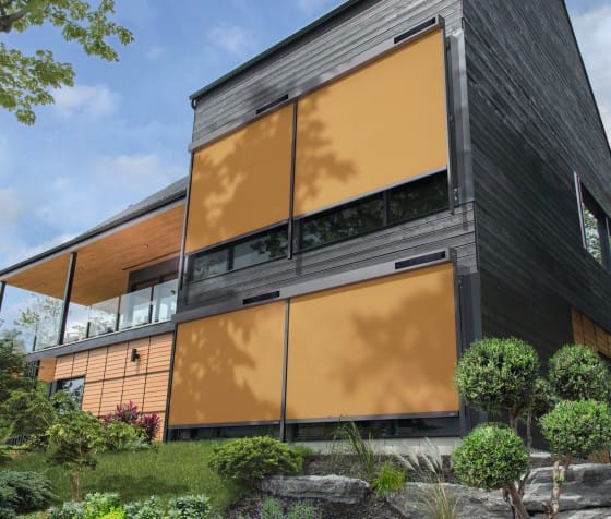 Screen op maat gemonteerd op een moderne woning.
