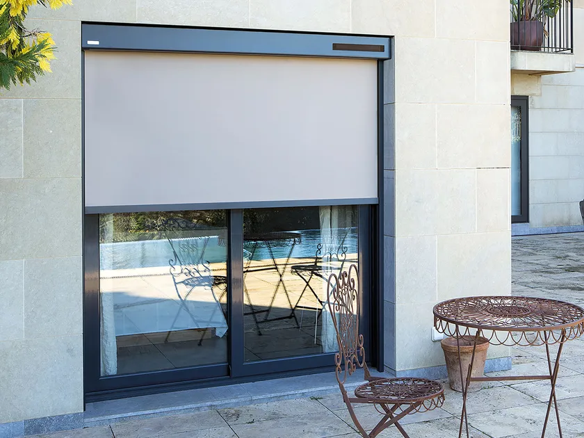 Solar screens op een moderne woning zonder bekabeling.